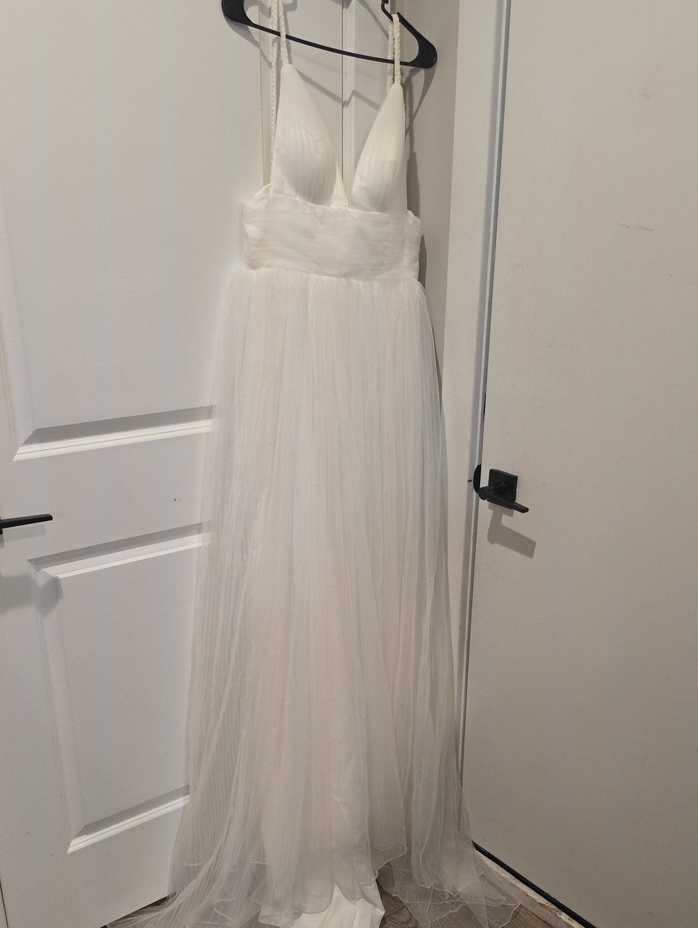 Elegant White Pleated Tulle Maxi Dress with Spaghetti Straps